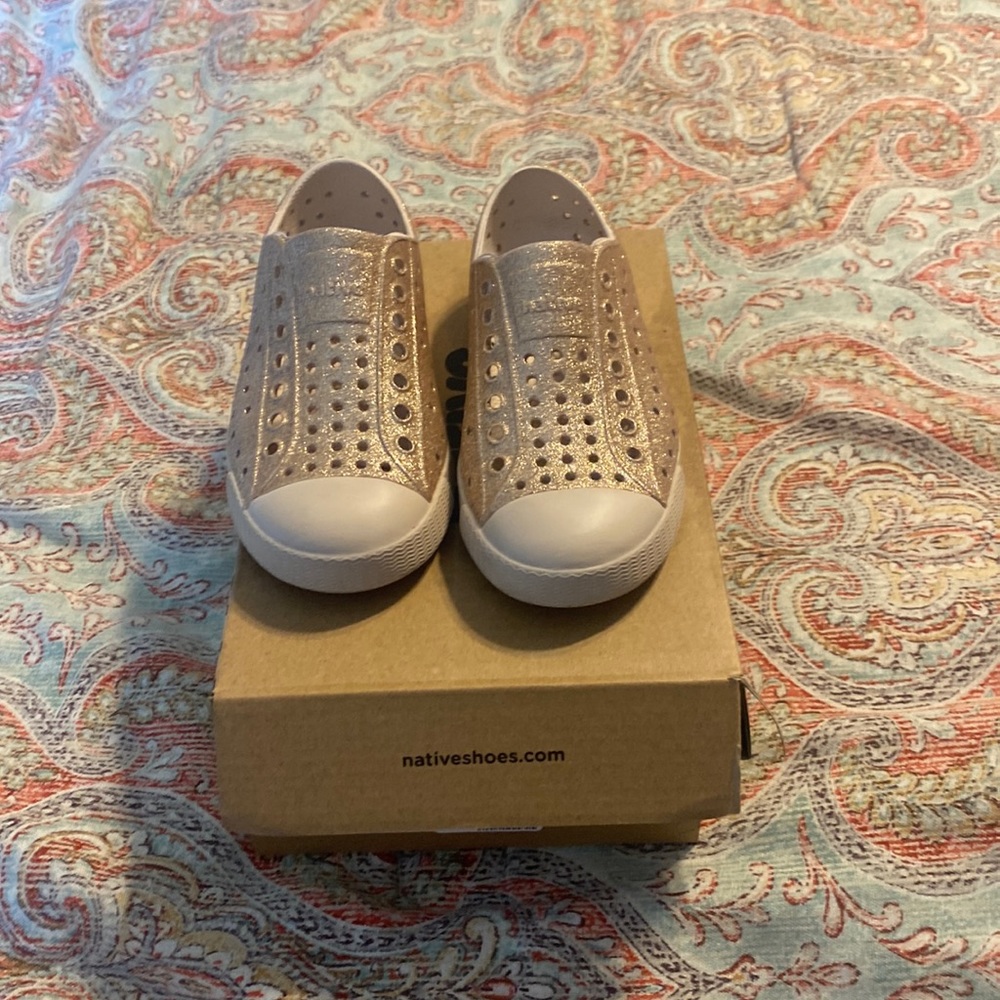 Native toddler shoes, size C10, gold
